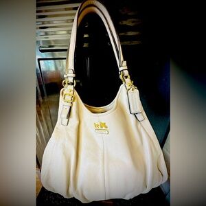 Coach leather ivory shoulder bag.